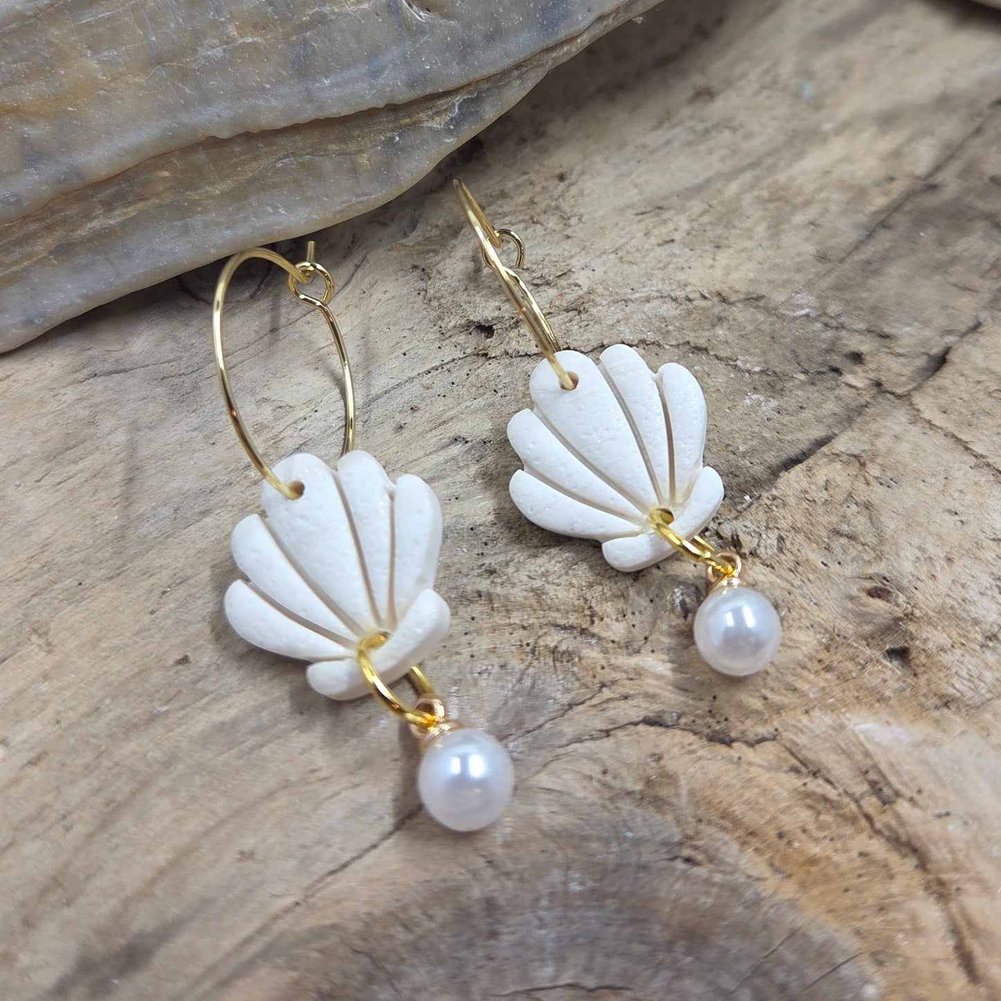 Small Shell Hoops with a pearl | white