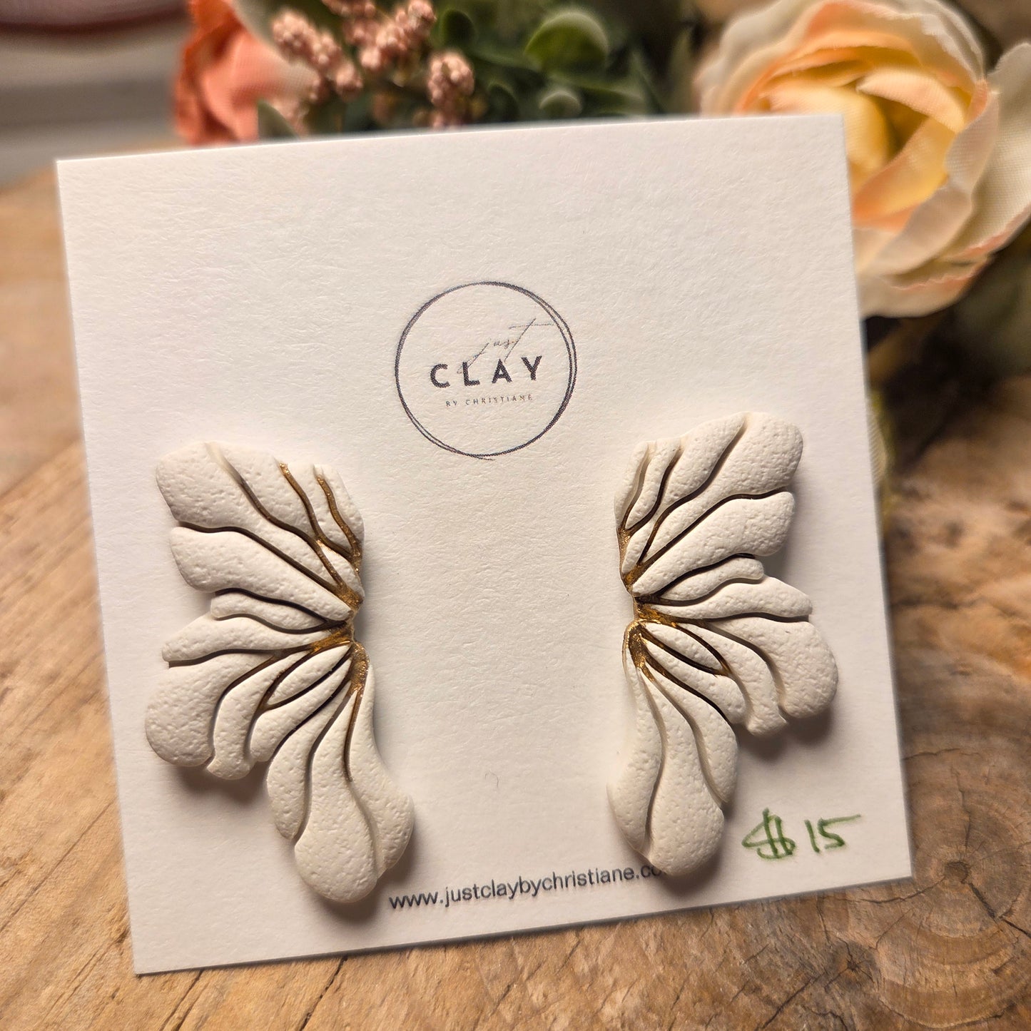 Flower Studs | white