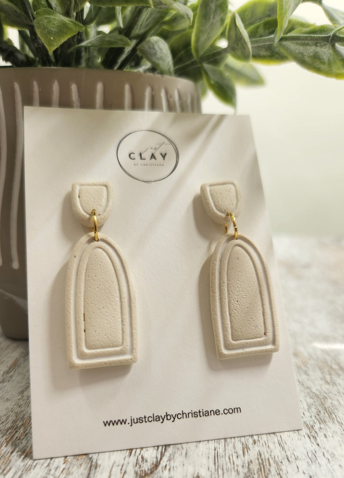Modern Arched Dangles | creme